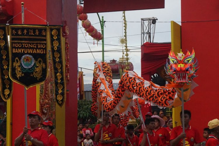 Atraksi Liong di halaman Klenteng Hoo Tong Bio Banyuwangi