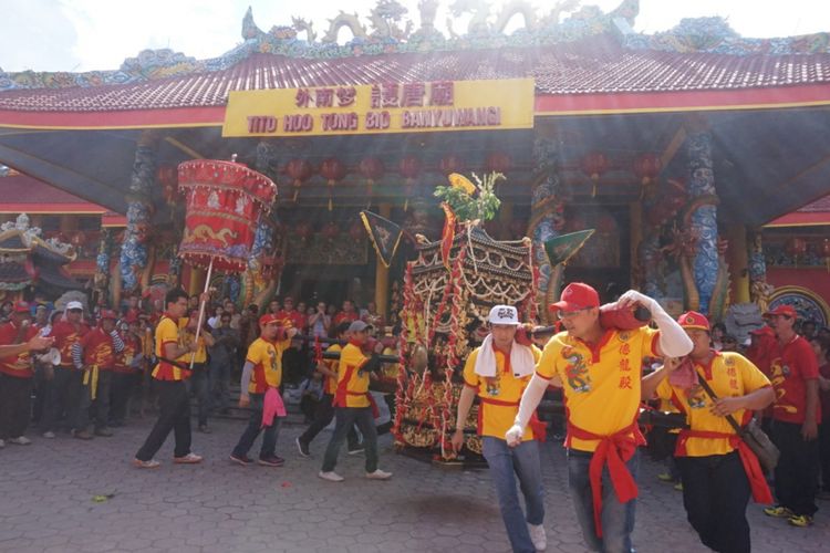 Atraksi kirab di halaman Klenteng Hoo Tong Bio Banyuwangi