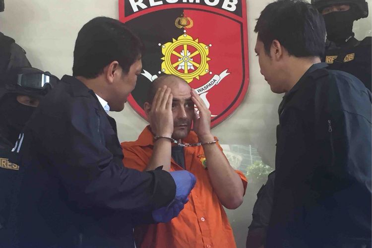 Polisi mengamankan tersangka skimming ATM asal Bulgaria bernama Baltov Kaloyan Vasilev (42) di Jakarta Pusat, Sabtu (17/3/2018). Polisi dibantu tiga petugas keamanan untuk meringkus Baltov, Senin (19/3/2018).