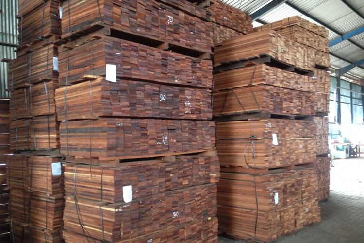 Produk kayu olahan dari Kayu Merbau yang hendak diekspor ke Amerika, Senin (19/3/2018).