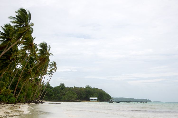 Hamparan pasir putih di Pantai Panjang, Langgur, Kabupaten Maluku Tenggara, Kamis (15/3/2018).