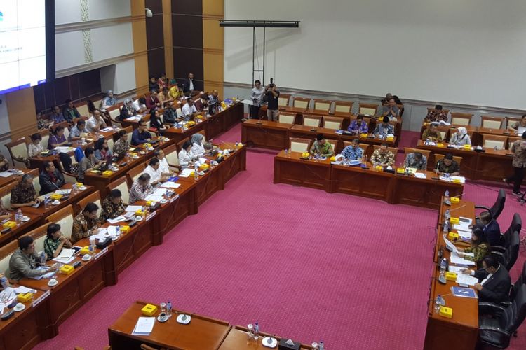 Suasana Rapat Dengar Pendapat (RDP) antara Komisi I DPR dengan Menkominfo Rudiantara, soal kebocoran data NIK dan KK terkait registrasi prabayar, Senin (19/3/2018).
