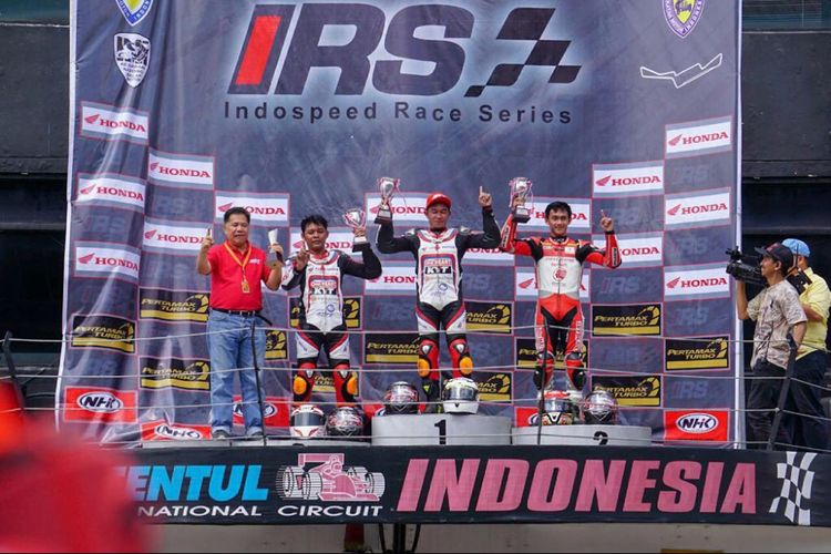 Tiga pebalap yang menduduki podium race kedua kelas 250cc Kejurnas Indospeed Race Series 2018 di Sirkuit Sentul, Minggu (18/3/2018). Ketiganya masing-masing Fitriansyah Kete (ART Yogyakarta), Awhin Sanjaya (AHRT) dan Sudarmono (ART Jakarta).
