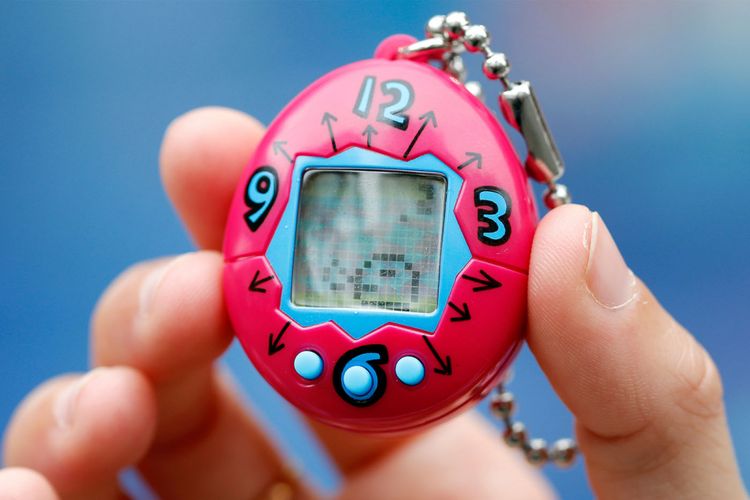 Mainan Tamagotchi yang memungkinkan pengguna memelihara hewan peliharaan virtual.