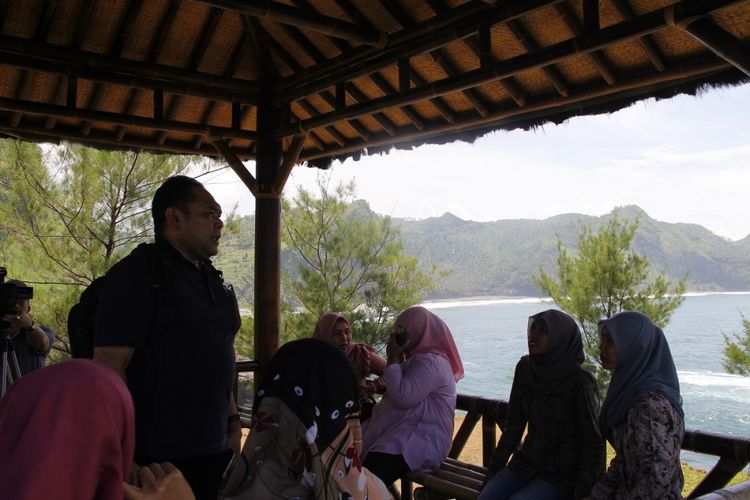 Sekretaris Deputi Bidang Peningkatan Prestasi Olahraga, Aris Subiyono, saat mengunjungi Pantai Menganti yang berlokasi di Desa Karangduwur, Kecamatan Ayah, Kabupaten Kebumen, Jawa Tengah, Selasa (20/3/2018).