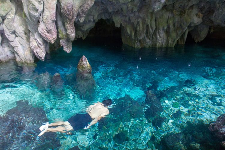 Wisatawan berenang di Gua Hawang, Langgur, Maluku Tenggara, Kamis (15/3/2018). Gua ini merupakan salah satu tempat wisata di Maluku Tenggara