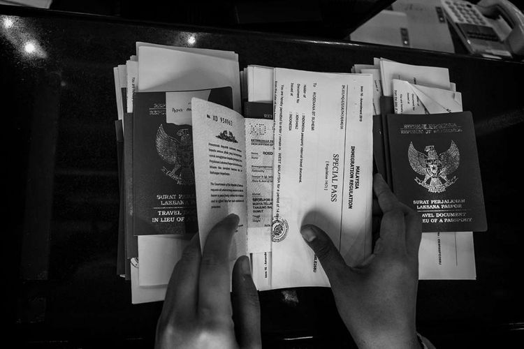 Petugas bandara menyiapkan sejumlah surat perjalanan laksana paspor milik para buruh migran asal Indonesia di Bandara Sultan Abdul Aziz Shah, Kuala Lumpur, Malaysia, Kamis (1/7/2016). Desakan ekonomi hingga kekerasan di lingkungan keluarga kerap menjadi alasan para buruh migran mengadu nasib di negeri orang, namun sayangnya sebagian dari mereka mengalami banyak halangan dan kendala untuk meraih sukses.