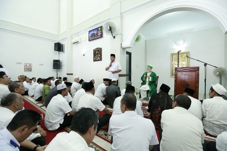 Wali Kota Semarang, Hendrar Prihadi, berdoa bersama ulama asal Turki, Dr. Muhammad Fadhil Al-Jaelani Al-Hasani, yang merupakan keturunan ulama besar Abdul Qodir Al-Jaelani, Rabu (21/3/2018).