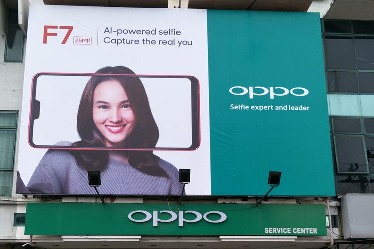 Billboard promosi Oppo F7 di sebuah lokasi yang tidak disebutkan di Indonesia.