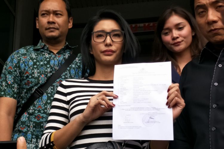 Tyas Mirasih melaporkan pihak yang mencemarkan nama baiknya ke Polda Metro Jaya, Jakarta Selatan, Rabu (21/3/2018).
