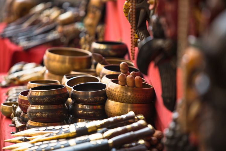 Berbagai macam souvenir dari Nepal, termasuk khukuri