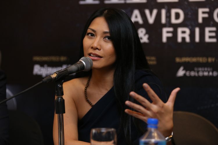 Anggun saat memberikan komentar di acara konferensi pers konser David Foster di Hotel Jewel  Marriott Surabaya, Jawa Timur, Rabu (21/03/2018). Konser David Foster yang bertajuk Konser Hitman David Foster And Friends ini akan berlangsung di Dyandra Convention Center Surabaya pada Kamis (22/03/2018) mendatang.
