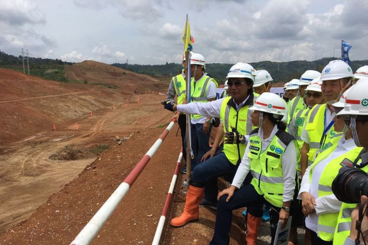 Menteri BUMN Rini Soemarno saat mengunjungi lokasi proyek kereta cepat Jakarta-Bandung di Kabupaten Bandung Barat, Jawa Barat, Rabu (21/3/2018) siang. Proyek ini ditargetkan selesai pada tahun 2020.