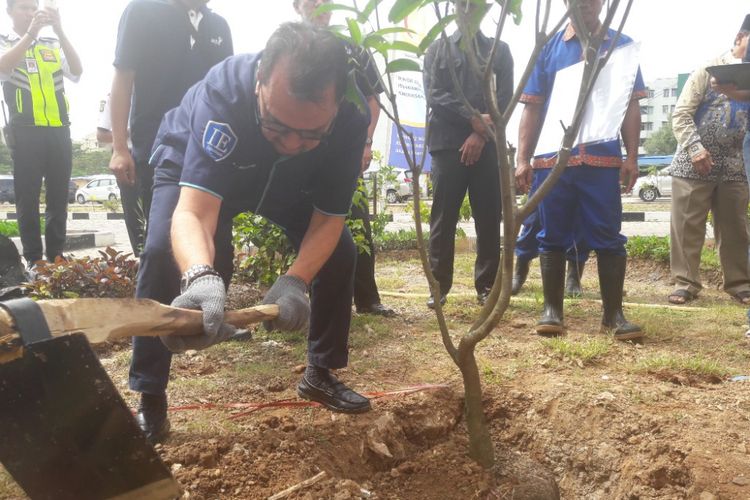 Presiden Direktur PT Aetra Air Jakarta melaukan penanaman pohon di Rusun Marunda, Jakarta Utara, Kamis (22/3/2018).