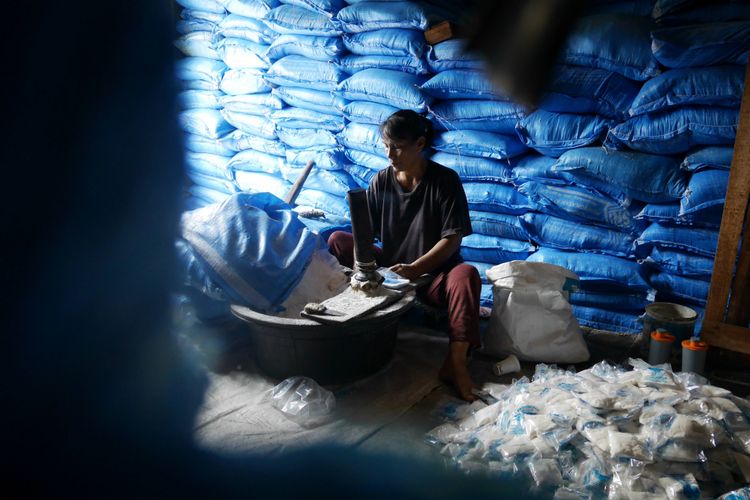 Pekerja di Gudang Garam di  Kampung Bandar, Senapelan, Pekanbaru, Riau, Jumat (9/3/2018).