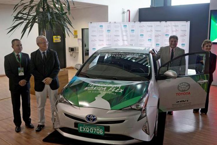 Prototipe Prius Hybrid berbahan bakar etanol.