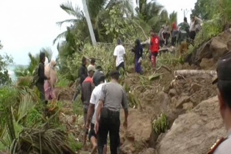 Tebing batu setinggi 40 meter longsor. Material longsor menumpuk hingga setinggi 10 meter di Jalan Trans Sulawesi. Selama 8 jam, warga yang melintas terjebak kemacetan panjang.