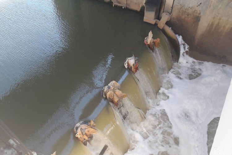 Limpasan air di Pintu Air Weir 3 Marunda yang disebut menyebabkan lautan busa di Kanal Banjir Timur.