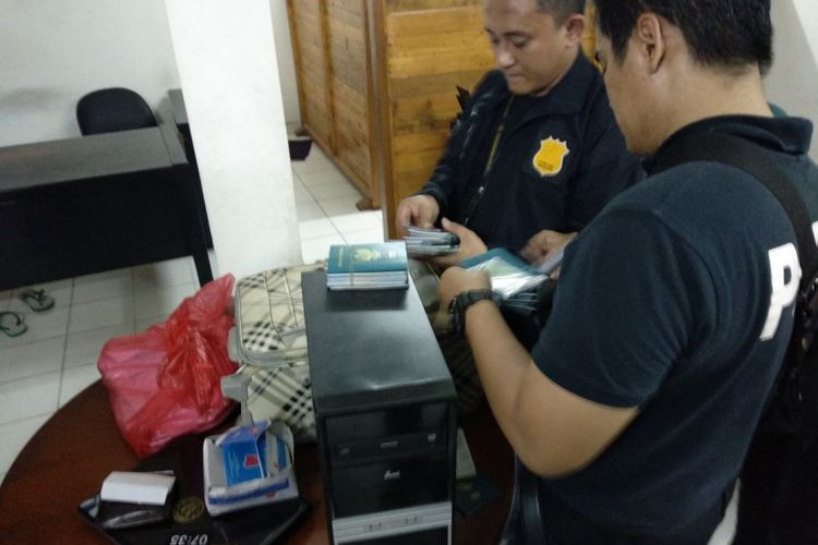 Petugas kepolisian menyita barang bukti di PT Kensur Utama, Jumat (23/3/2018)