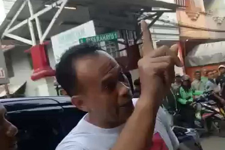 Anggota DPRD DKI dari Fraksi Gerindra Fajar Sidik marah ketika mobilnya diderek, Kamis (22/3/2018).