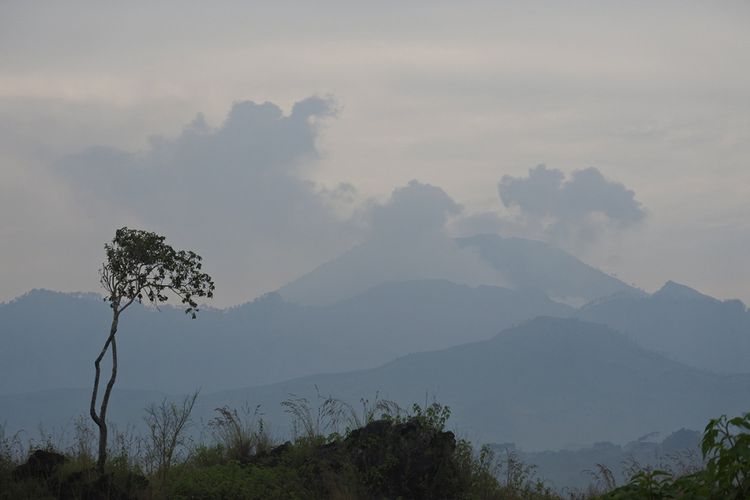 Gunung Ijen mengeluarkan asap di Kecamatan Ijen, Bondowoso, Jawa Timur, Kamis (22/3/2018). Ratusan warga yang berada di lereng Gunung Ijen terpaksa mengungsi ke tempat yang lebih aman guna menghindari gas beracun.