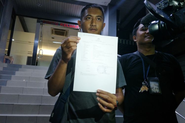 Adi Wijaya (27), seorang wartawan media online yang melaporkan tindakan intimidasi yang dialaminya saat melakukan peliputan di Hotel Alexis, Jakarta Utara ke Sentra Pelayanan Kepolisian Terpadu (SPKT) Polda Metro Jaya, Jumat (23/3/2018).