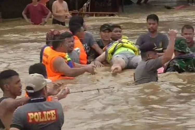 Seorang polisi terluka di bagian kepala saat hendak menyelamatkan warga yang terjebak banjir bandang di Mamuju, Sulawesi Barat, Kamis (22/3/2018). Sang polisi dirujuk ke Makassar.