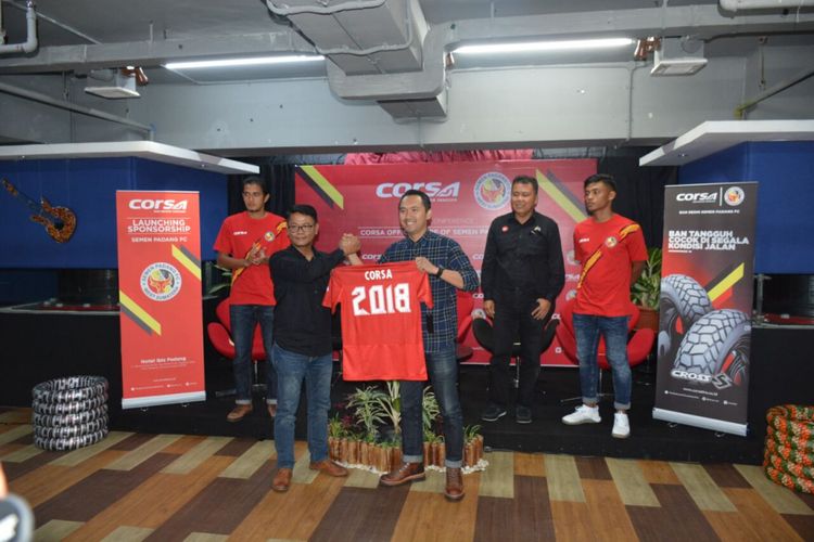 CEO Semen Padang Rinold Thamrin dan perwakilan corsa memperlihatkan jersey sponsor.