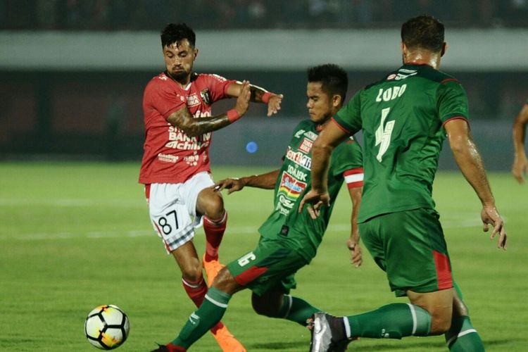 Gelandang Bali United, Stefano Lilipaly, mendapat penjagaan dari kapten PSMS Medan, M Roby, pada laga Liga 1 di Stadion Kapten I Wayan Dipta, Bali, Sabtu (24/3/2018).