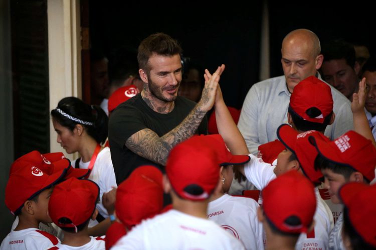 AIA Global Brand Ambassador David Beckham menyapa anak-anak saat acara Sepak Bola untuk Negeri di Stadion Soemantri Brodjonegoro, Jakarta, Minggu (25/3/2018). AIA menyerahkan sumbangan 10.000 bola untuk anak-anak akademi sepak bola  di seluruh Indonesia.