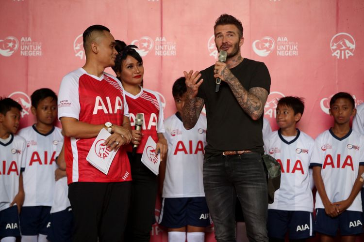 AIA Global Brand Ambassador David Beckham saat acara Sepak Bola untuk Negeri di Stadion Soemantri Brodjonegoro, Jakarta, Minggu (25/3/2018). AIA menyerahkan sumbangan 10.000 bola untuk anak-anak akademi sepak bola  di seluruh Indonesia.