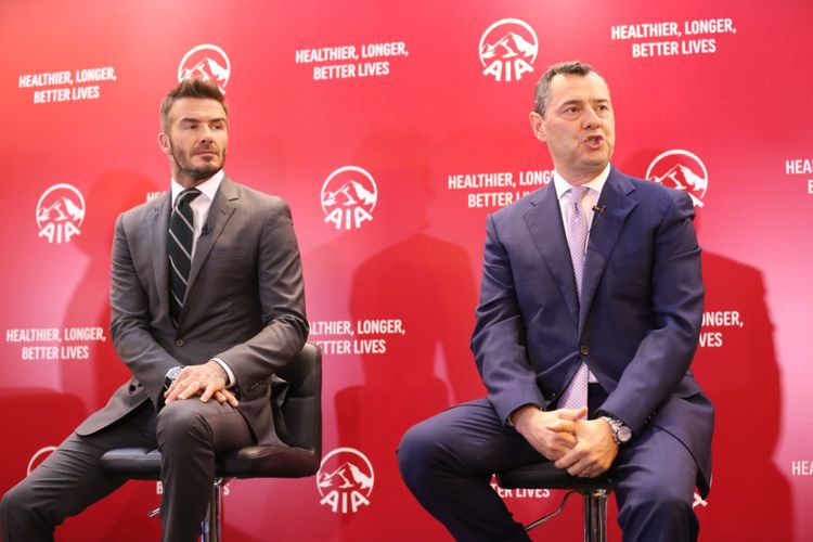 AIA Ambassador David Beckham (Kiri) dan Group Chief Marketing Officer AIA Group Stuart A. Spencer saat di acara Temu Media AIA di Hotel Raffles, Kuningan, Jakarta, Selasa (26/03/2018). Dalam acara ini AIA dan David Beckham mengajak masyarakat Indonesia until hidup lebih sehat, lebih lama, lebih baik dengan kampanye Whats Your Why.