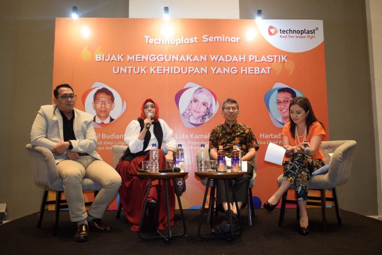 Kiri-kanan: Bapak Hartadi Alamsyah, Vice Chief Production Officer Technoplast; dr. Lula Kamal, Public Figure, Pemerhati Kesehatan dan Ibu Rumah Tangga; DR. Emil Budianto, Direktur Sekolah Ilmu Lingkungan, Universitas Indonesia