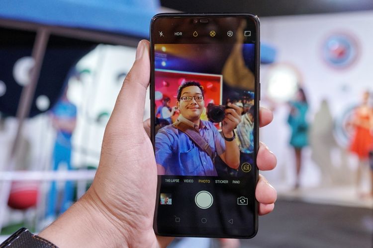 Seperti ponsel seri F sebelum-sebelumnya, andalan Oppo F7 adalah kemampuan selfie lewat kamera depan yang kini turut diperkuat teknologi AI Beauty 2.0.