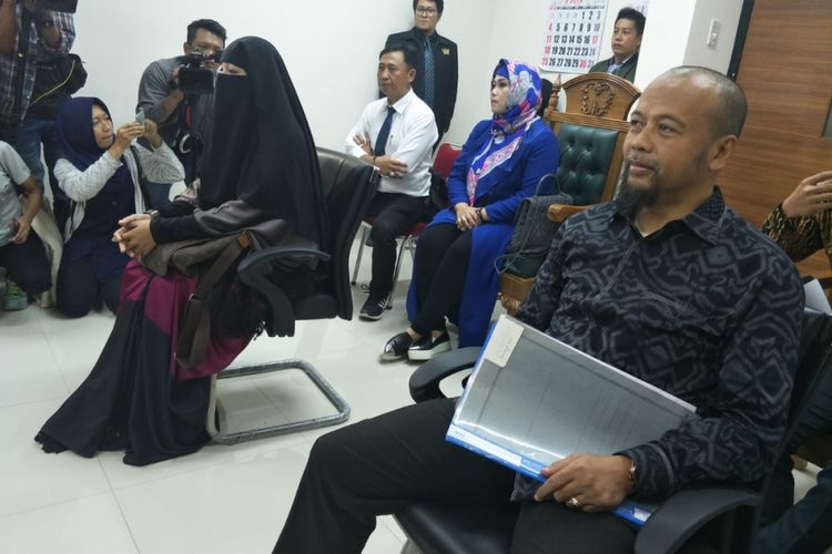 Dian Rositaningrum menghadiri sidang perceraiannya dengan Opick di Pengadilan Agama Jakarta Timur, Selasa (27/3/2018).