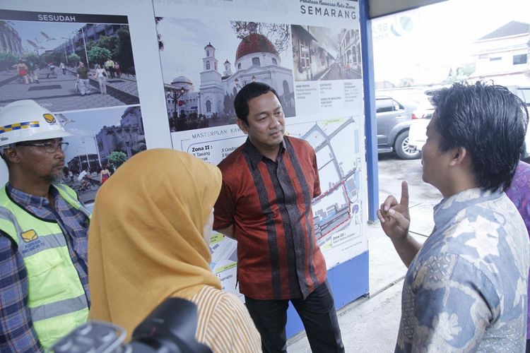 Wali Kota Semarang, Hendrar Prihadi, mengawasi proyek revitalisasi kawasan Kota Lama Semarang, Selasa (27/3/2018).