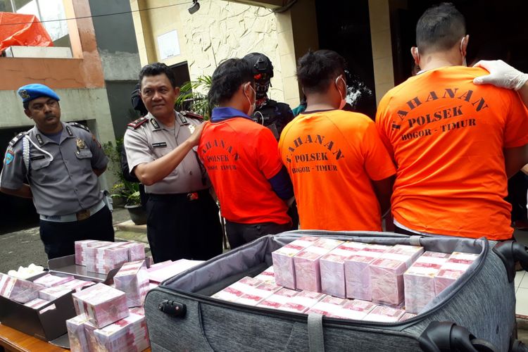Polisi mengamankan uang palsu senilai Rp 6 miliar dan tiga orang pelaku yang diduga sebagai pengedar uang palsu, di Mapolsek Bogor Timur, Selasa (27/3/2018).