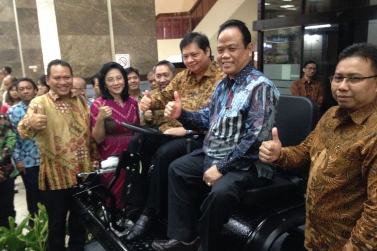 Menteri Perindustrian Airlangga Hartarto bersama Sukiat Dirut PT Kiat Inovasi INdonesia, dan Direktur PT Velasto Indonesia, Reiza Treistanto.