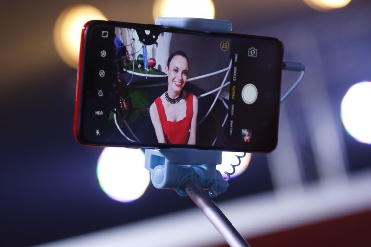 Model berfoto selfie menggunakan produk OPPO F7 saat peluncuran di Mumbai, India, Senin (26/3/2018). OPPO F7 memiliki fitur andalan, yaitu kamera depan resolusi 25 megapiksel dan dilengkapi artificial intellegence atau kecerdasan buatan untuk mempercantik hasil swafoto.