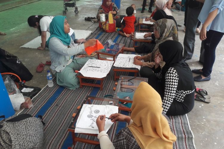 Warga Rusun Pulogebang dapat mengikuti kegiatan membatik sambil membawa anak-anaknya di Rusun Pulogebang