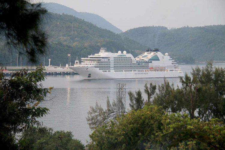 Kapal pesiar wisata MS Seabourn Encore berbendera Bahamas/Nasau singgah di Pelabuhan Teluk Sabang, Dermaga Container Terminal (CT) 3 yang berada di Gampong Kuta Timu, Sukakarya, Kota Sabang, Selasa (27/3/2018). Kapal pesiar yang mengangkut 552 wisatawan mancanegara dan 423 kru kapal itu sebelumnya menempuh perjalanan dari Phuket, Thailand dan akan kembali melanjutkan perjalanan wisata menuju Colombo, Srilanka.