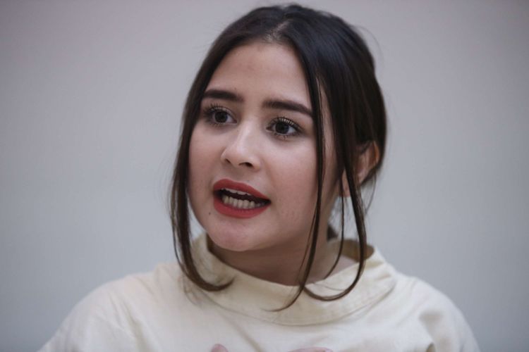 Artis peran Prilly Latuconsina saat wawancara di Kantor Redaksi Kompas.com, Jakarta, Selasa (27/3/2018). Ia tengah mempromosikan film terbaru yang dibintanginya berjudul Danur 2 : Maddah.