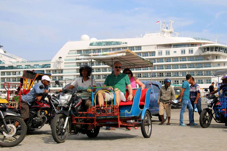 Para pelancong kapal pesiar MS Seabourn Encore mencoba menaiki becak motor, saat bersandar di Pelabuhan Teluk Sabang, Dermaga Container Terminal (CT) 3 yang berada di Gampong Kuta Timu, Sukakarya, Kota Sabang, Selasa (27/3/2018). Kapal pesiar yang mengangkut 552 wisatawan mancanegara dan 423 kru kapal itu sebelumnya menempuh perjalanan dari Phuket, Thailand dan akan kembali melanjutkan perjalanan wisata menuju Colombo, Sri Lanka.