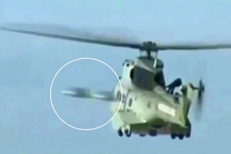 Dua UFO melintas di belakang helikopter