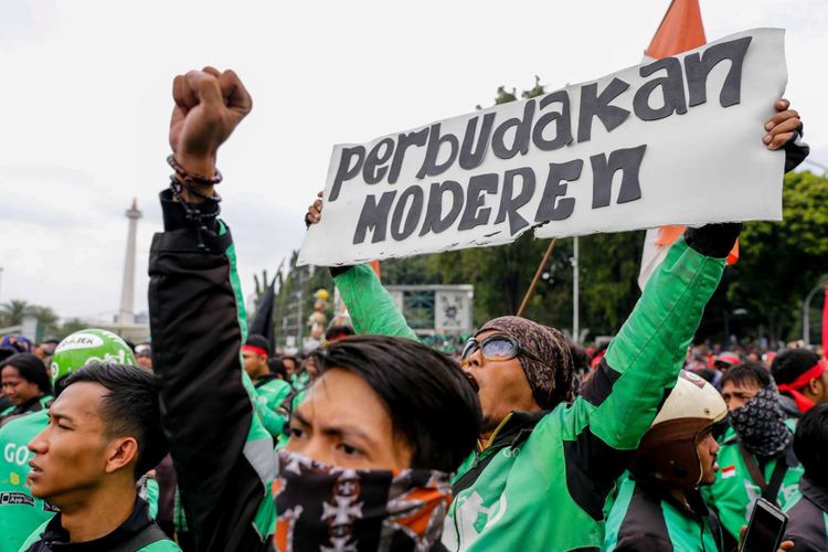 Pengemudi ojek online melakukan aksi unjuk rasa di depan Istana Negara, Jakarta Pusat, Selasa (27/3/2018). Massa dari pengemudi ojek online menuntut pemerintah membantu untuk berdiskusi dengan perusahaan transportasi online agar merasionalkan tarif.