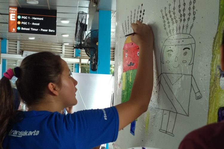 Anak-anak disabilitas dari yayasan Art Burt melukis dinding halte Transjakarta Kampung Melayu, Selasa (27/3/2018)
