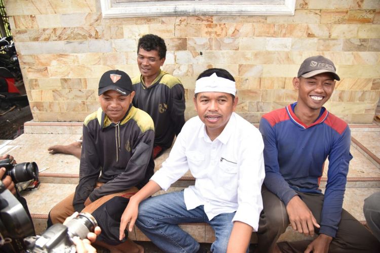 Cawagub Jabar Dedi Mulyadi, sedang bertemu dengan para buruh ternak ikan lele dan gurame di Indramayu, Senin (26/3/2018)