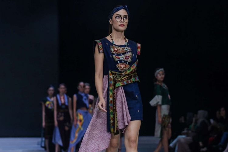 Model memeragakan busana rancangan Anna Budiman dengan tema Les Femmes Samosir saat Indonesia Fashion Week 2018 di JCC Senayan, Jakarta Pusat, Rabu (28/3/2018). Indonesia Fashion Week 2018 mengusung tema Cultural Identity dan fokus mengangkat fesyen dari tiga destinasi wisata terkenal di Indonesia, yaitu Danau Toba di tanah Batak, Borobudur di Jawa Tengah dan Labuan Bajo di Nusa Tenggara Timur.