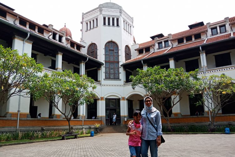 Wisatawan sedang berfoto berlatarkan keindahan bangunan arsitektur Eropa, di Lawang Sewu, Semarang, Rabu (28/3/2018).