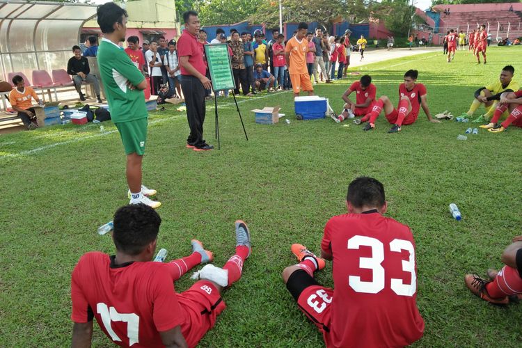 pelatih Semen Padang Syafrianto Rusli Memberi pengarahan kepada pemain